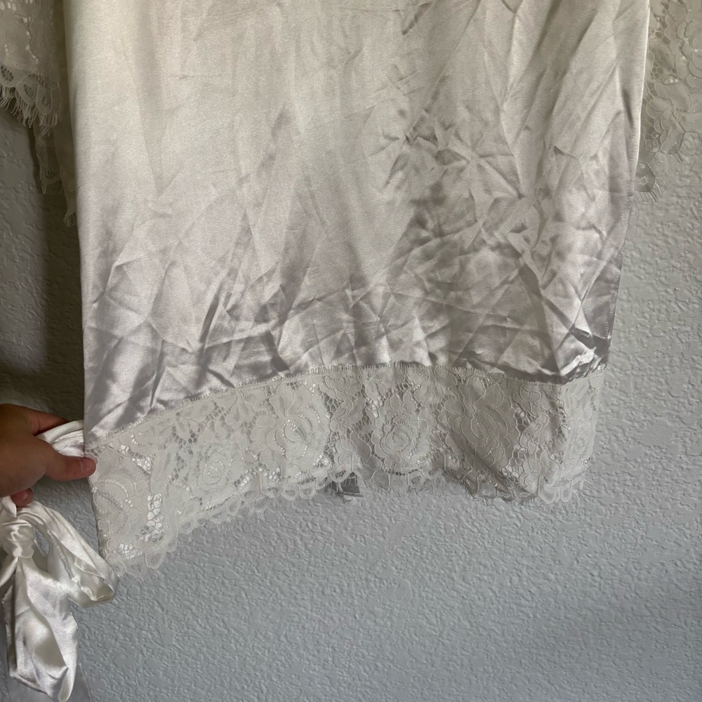 Lulu's White Flowing Robe Intimates & Sleepwear - Picture 16 of 16